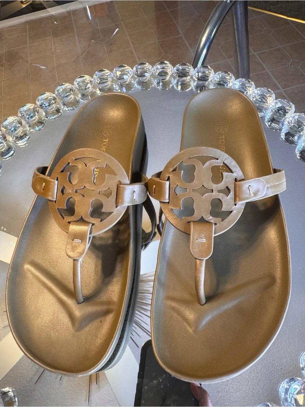 Tory Burch Miller Cloud Leather Thong Sandals In Olive Green. Size 8